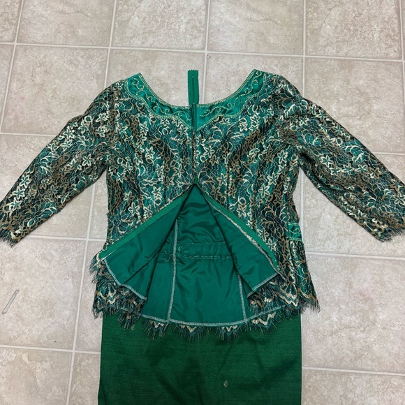 Traditional Women Cambodian Outfit - Picture 2 of 3